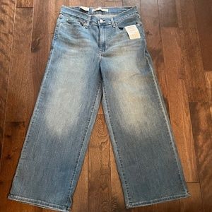 Levi’s mid rise wide leg capri